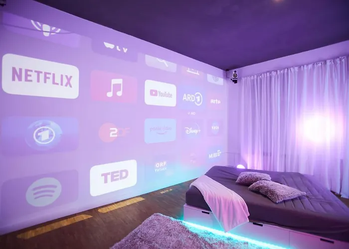 דירה Huge With Cinema And Kitchen In Friedrichshain ברלין