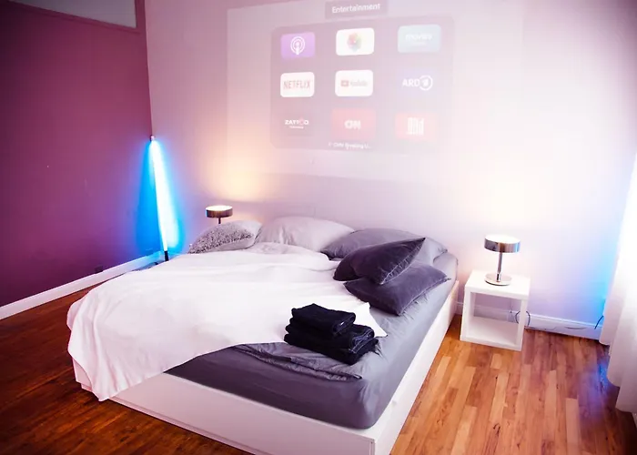 Huge With Cinema And Kitchen In Friedrichshain דירה ברלין